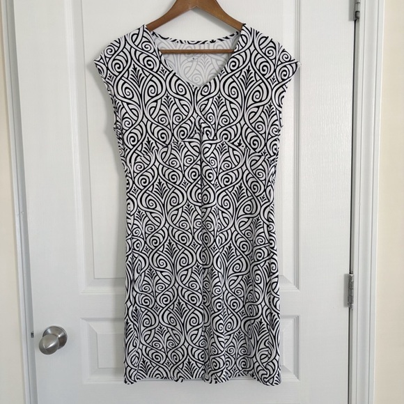 Title nine Dresses & Skirts - Title Nine Geometric Print V Neck Dress Medium Black White